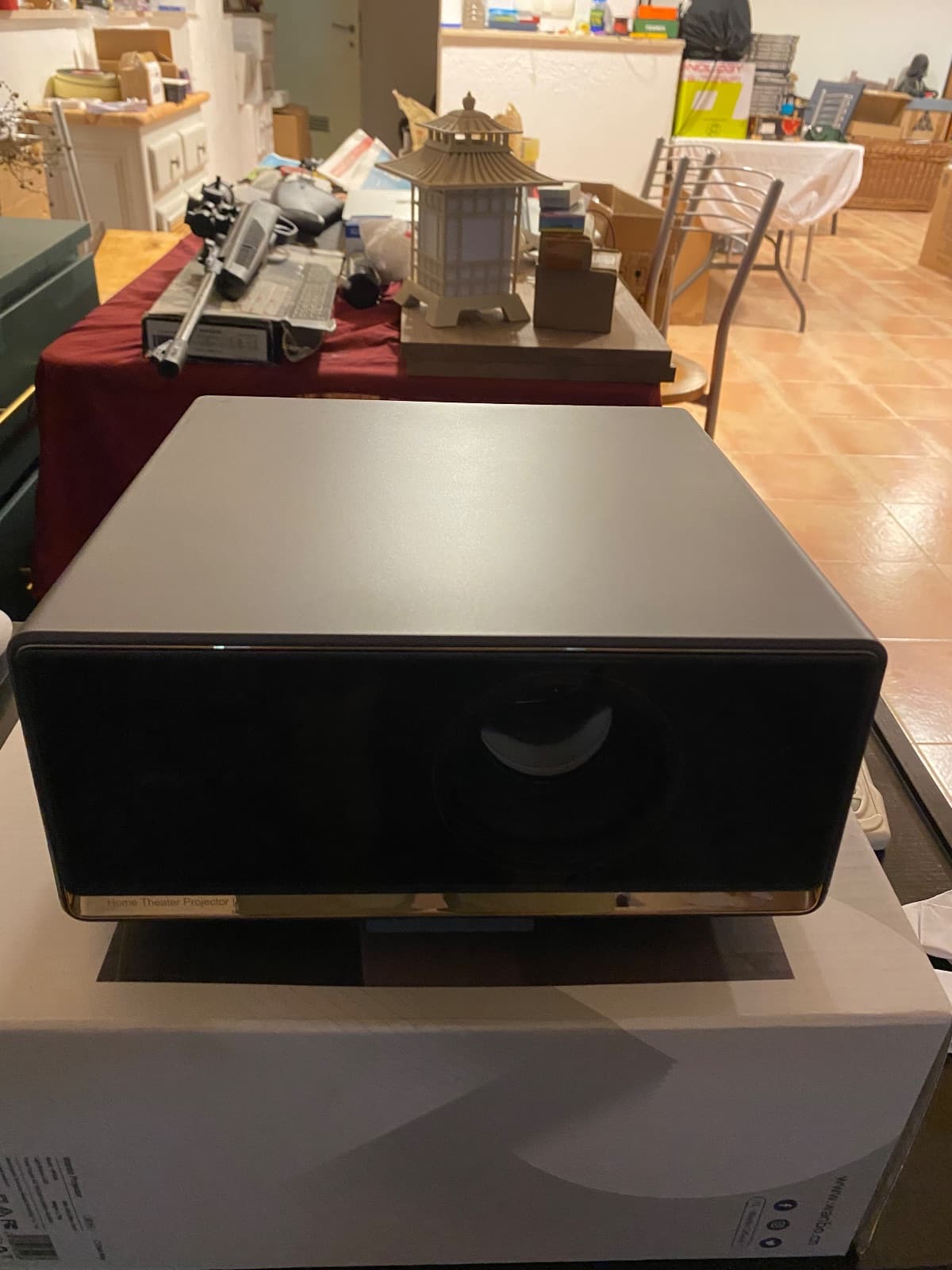 Proyector Epson compacto con carcasa negra