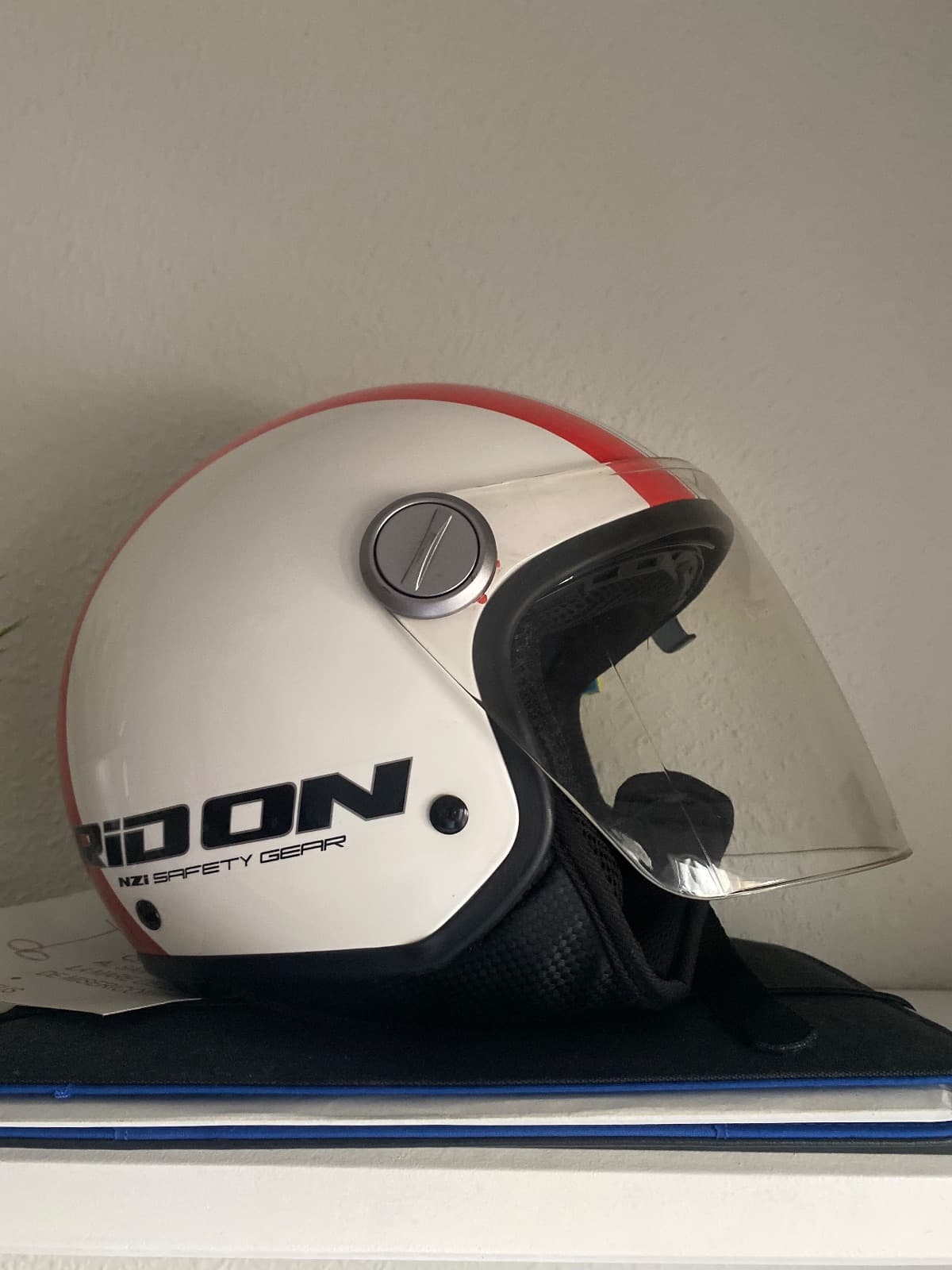 Casco NZI blanco y rojo