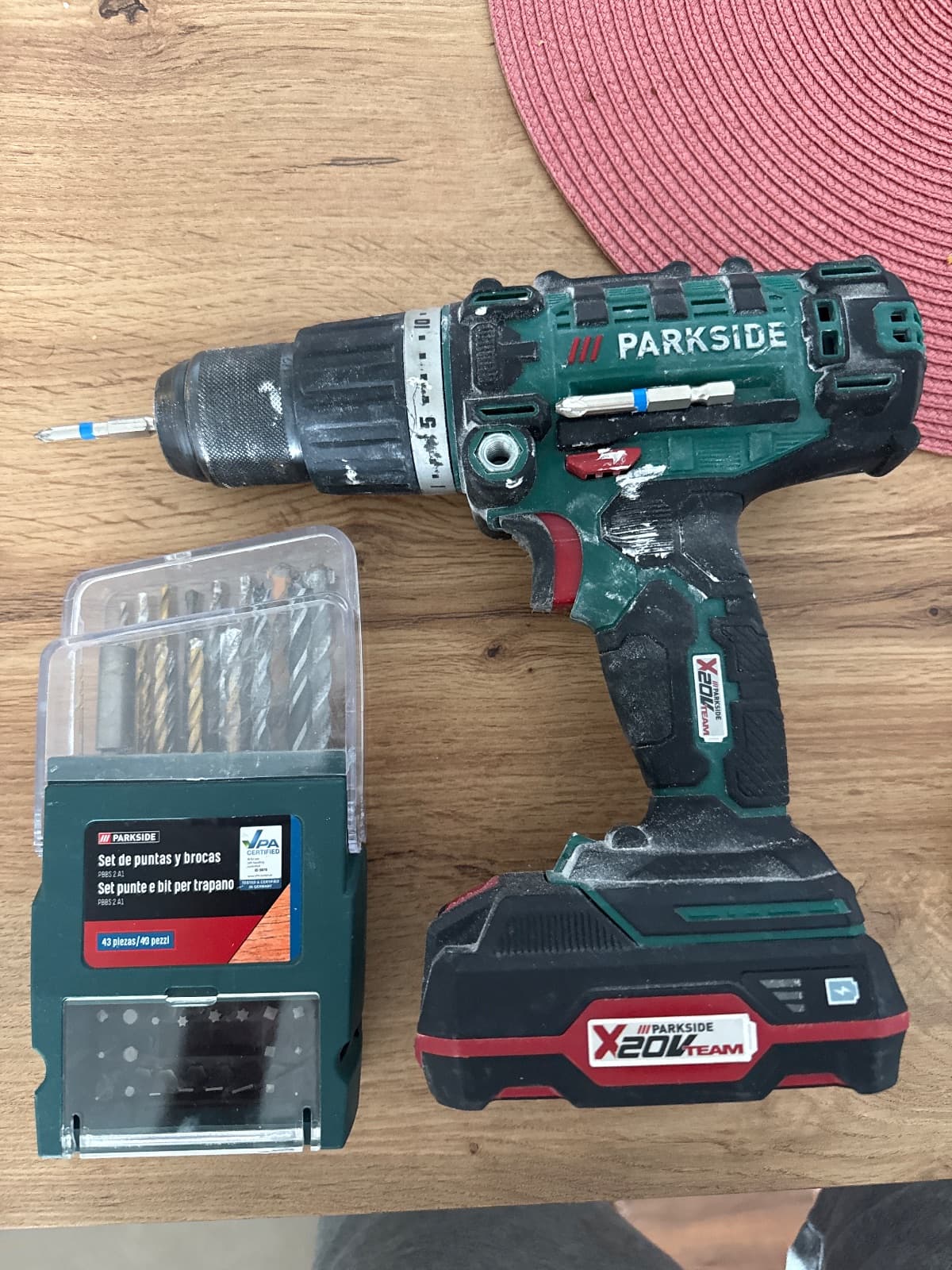 Taladro percutor / atornillador Parkside 20V con batería y juego de brocas